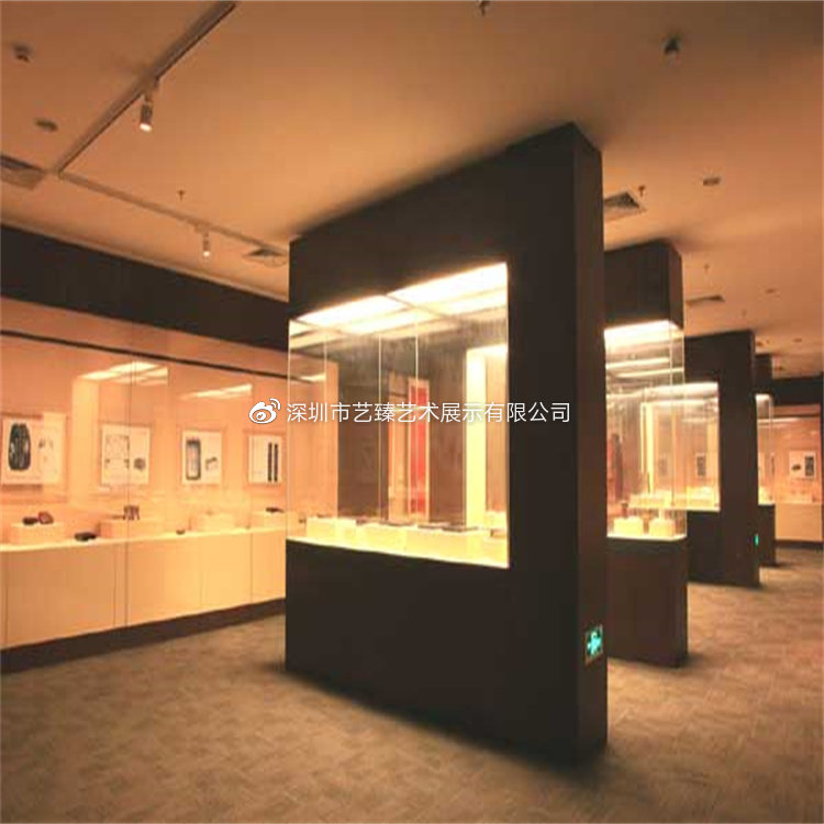 博物馆中的“守护者” 低反玻璃与恒温恒湿双面展示柜的科技魅力